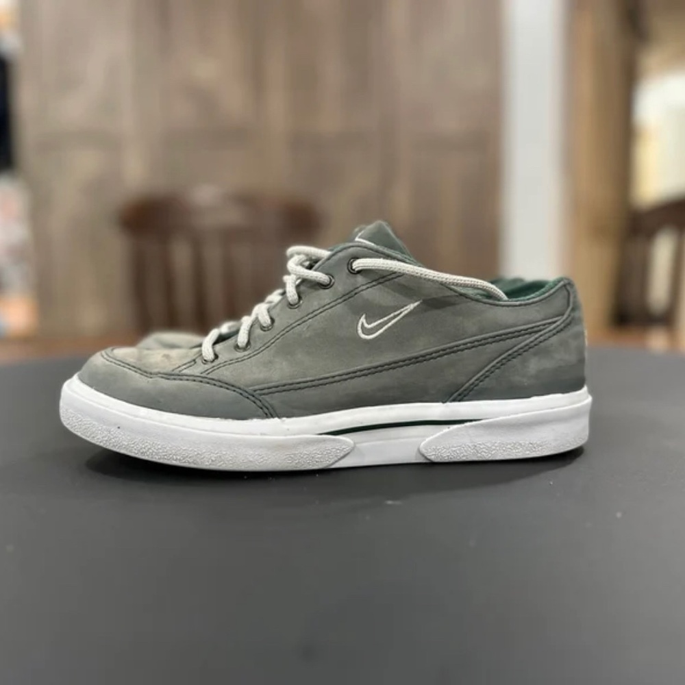 90s Nike GTS mens 6 or women’s 7.5.